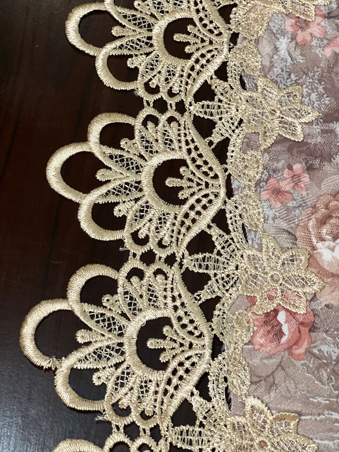 🌹 Elegant Rose Lace Table Runner – 72 Inches
